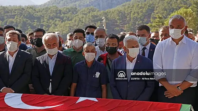 Marmaris'te yangın söndürme ekiplerine su taşırken hayatını kaybeden gencin cenazesi toprağa verildi