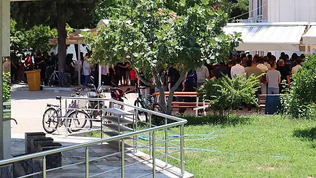 'Maseratili Polis' Toprağa Verildi, Cenazede Gazeteciye Saldırı