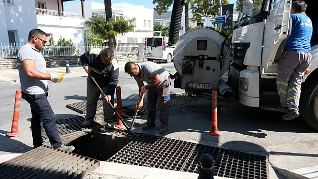Mazgal ve yağmur suyu hattı temizliği sürüyor