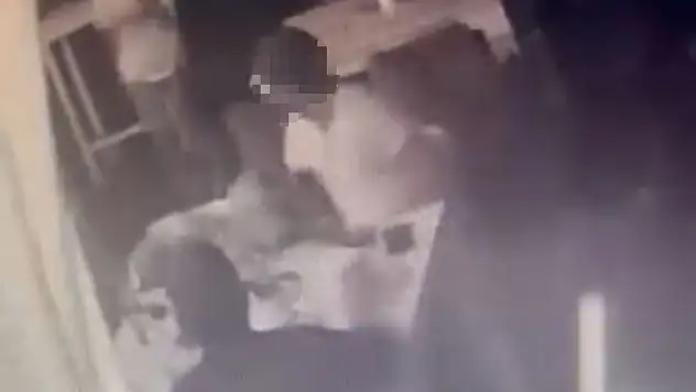 Mekânda şiddet! Eski eşinin yanında oturan kadına saldırdı!
