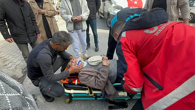 Otomobil yaşlı adama çarpıp kaçtı