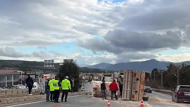 Mermer Blok Taşıyan Tır'ın Dorsesi Karayoluna Devrildi