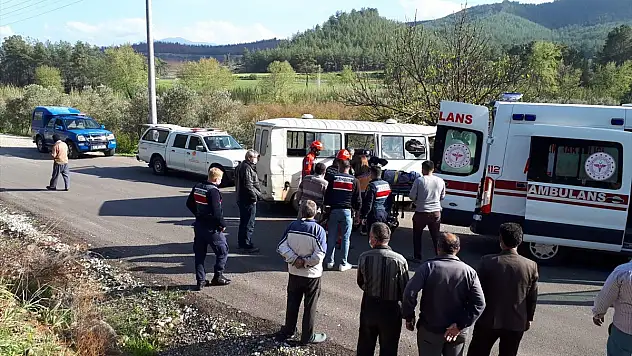 Mezarlık duvarına çarpan minibüste 2 kişi yaralandı