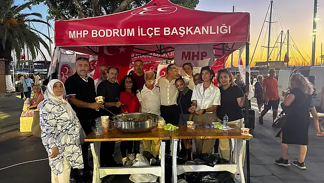 MHP Bodrum ilçe teşkilatı'ndan Bodrum meydanı'nda aşure ikramı