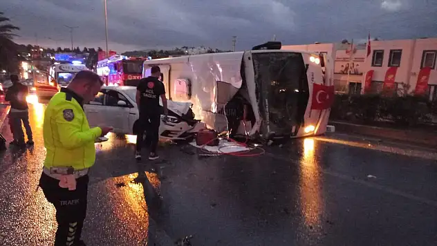 Midibüs Şerit Değiştirip Araca Çarptı Kazada 1',i Çocuk 4 Kişi Yaralandı