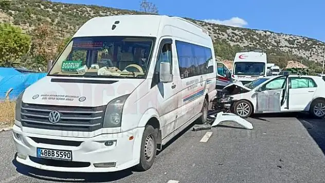 Milas- Bodrum Yolcu Minübüsü Otomobil İle Çarpıştı