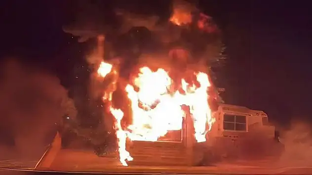 Milas'ta Dolmuş Durağı Alevlere Teslim: Kundaklama Şüphesi