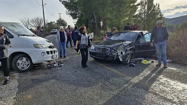 Milas'ta Minibüs İle Otomobil Çarpıştı: 3 Yaralı