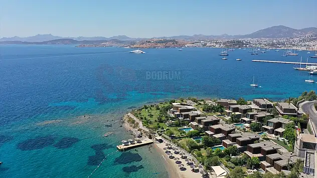 Milyon dolarlık mega yatlar Bodrum açıklarına demir attı