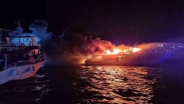 Milyonluk Yat Alev Alev Yanıp Sulara Gömüldü