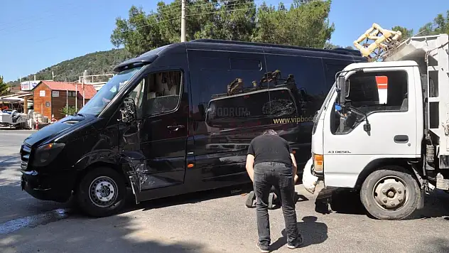 Minibüs ile Kamyon Çarpıştı, 1 Yaralı