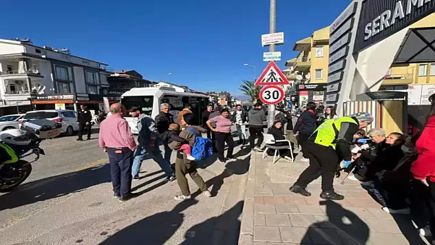 Minibüs ile kamyonet çarpıştı 13 yaralı