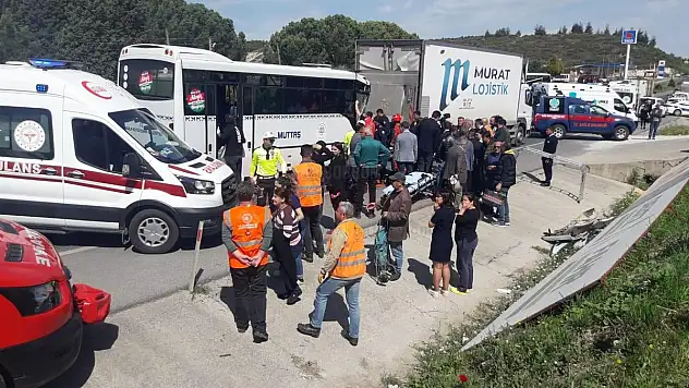 Minibüs Kamyona Çarptı