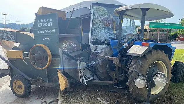 Minibüs Traktöre Çarptı: 1 Yaralı