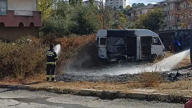 Minibüs Yangında Küle Döndü