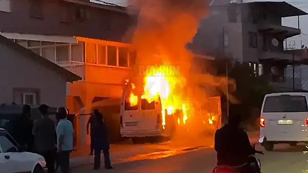 Minibüste Çıkan Yangın Binaya Sıçradı