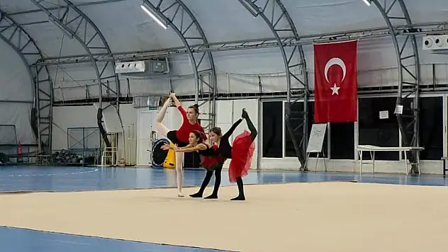 Minik cimnastikçiler alkış topladı