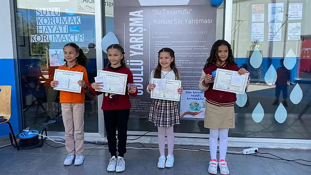 MİNİK ŞAİRLER ÖDÜLLERİNİ ALDI