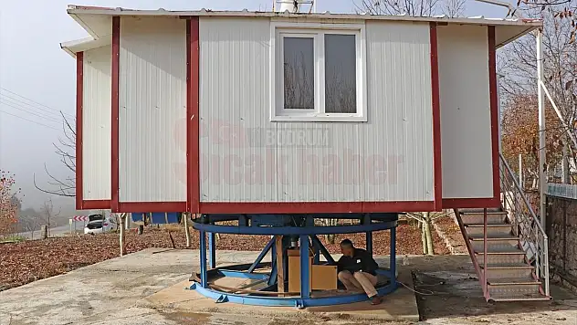 Misafirlerini kendi tasarladığı 'dönen ev' de ağırlıyor