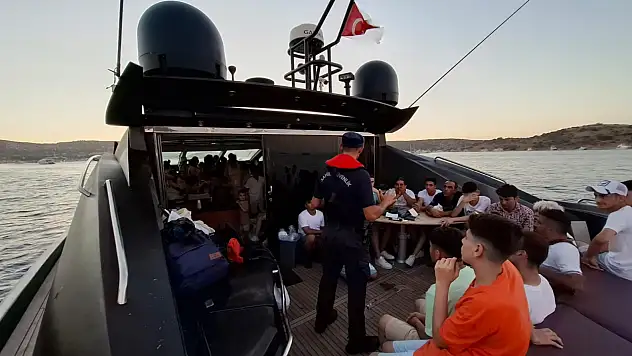 Motoryatta 72 düzensiz göçmen yakalandı
