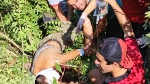 Motosiklet 20 Metrelik Uçuruma Yuvarlandı, Kazada 2 Kişi Yaralandı