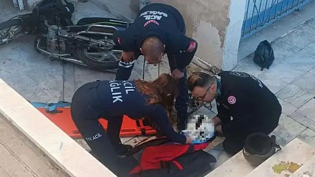 Motosiklet apartman girişine uçtu