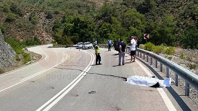 Motosiklet Bariyerlere Çarptı: 1 Ölü