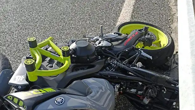 Motosiklet bariyerlere çarptı: 2 ölü