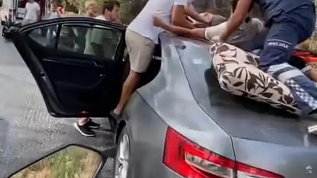 Motosiklet Sürücüsü Kazada Aracın Üzerine Uçtu