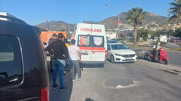 Motosiklete Çarpıp Sürücüyü Yaralayan Araç, Olay Yerinden Kaçtı