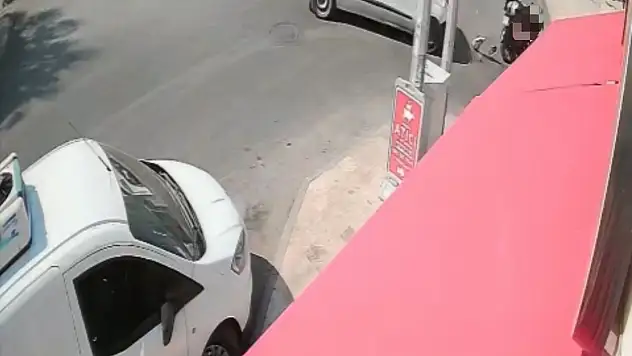 Motosikletle hafif ticari araç çarpıştı