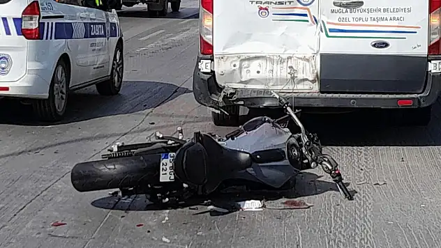 Motosikletli Genç Dolmuşa Çarpıp Yaralandı