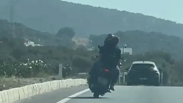 Motosikletlinin tehlikeli yolculuğu kamerada !