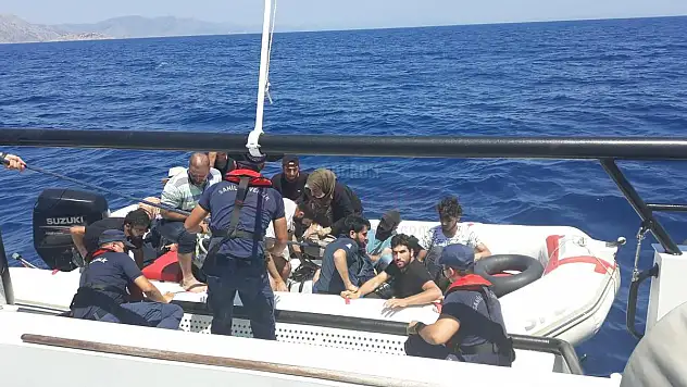 Muğla Açıklarında 11 Düzensiz Göçmen ve 1 Göçmen Kaçakçısı Şüphelisi Yakalanmıştır