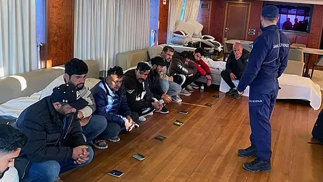 Muğla Açıklarında Göçmen Kaçakçılığı Operasyonu: 24 Düzensiz Göçmen ve 3 Şüpheli Yakalandı