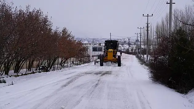 Muğla Seydikemer'de karla kaplı yollar belediye ekiplerince açıldı