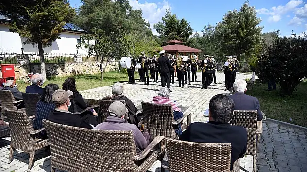 Muğla'da belediyenin bando takımı huzurevi sakinleri için çaldı