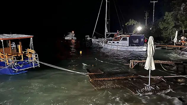 Muğla'da fırtına nedeniyle deniz taştı, tekne battı, iskeleler zarar gördü