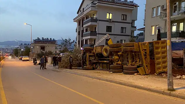 Muğla'da hafriyat yüklü kamyon devrildi: 2 yaralı