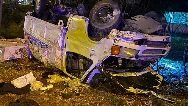 Muğla'da kamyonet ile otomobilin çarpıştığı kazada 3 kişi yaralandı