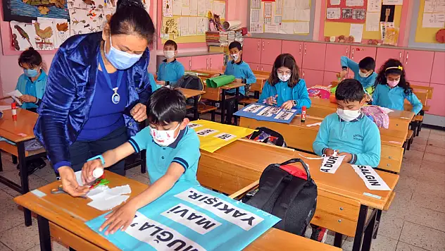 Muğla'da öğrenciler Türkçe ve İngilizce yazılı dövizlerle maske, mesafe ve hijyen uyarısında bulundu
