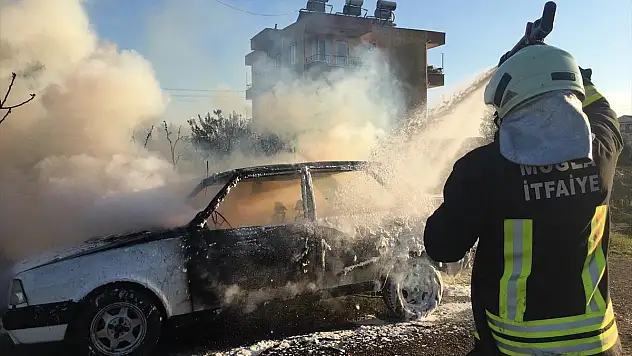 Muğla'da park halinde yanan araç kullanılamaz hale geldi