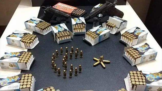 Muğla'da sahte içki ve kaçakçılık operasyonunda yakalanan 2 zanlıdan 1'i tutuklandı