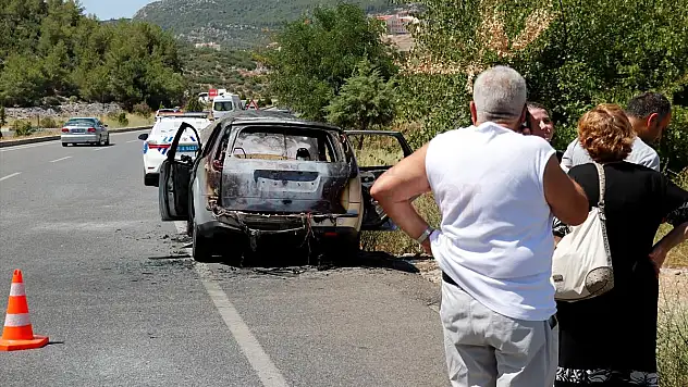 Muğla'da seyir halindeyken alev alan otomobil kullanılamaz hale geldi