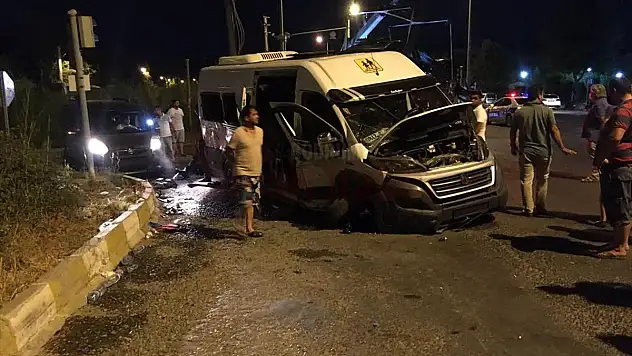 Muğla'da üç aracın karıştığı zincirleme trafik kazasında 10 kişi yaralandı