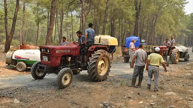 Muğla'daki orman yangınının söndürülmesine mahalle sakinleri traktörlerle destek verdi