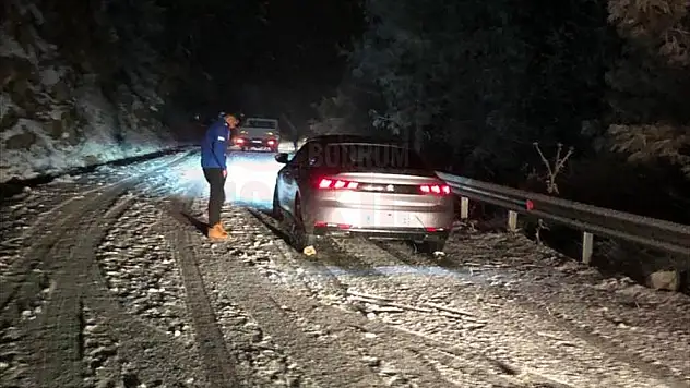 Muğla'nın turistik ilçelerinin yüksek kesimlerinde etkili olan kar bazı yolları kapattı