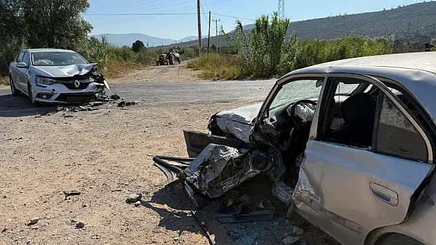 Mumcular'da feci kaza ! 3 yaralı !