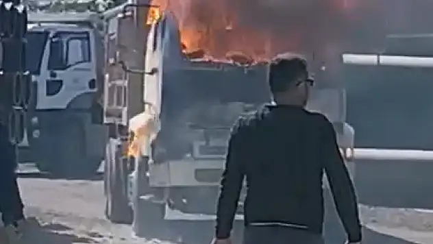 MUSKİ'ye Ait Kamyon Cayır Cayır Yandı