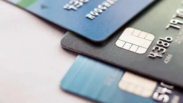 MÜŞTERİ KREDİ KARTLARINI KULLANDI, TUTUKLANDI